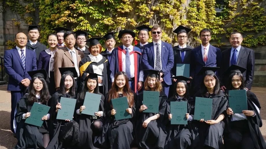 El aumento de los costos y el endurecimiento de las normas de visado llevan a estudiantes chinos a replantearse los títulos universitarios del Reino Unido