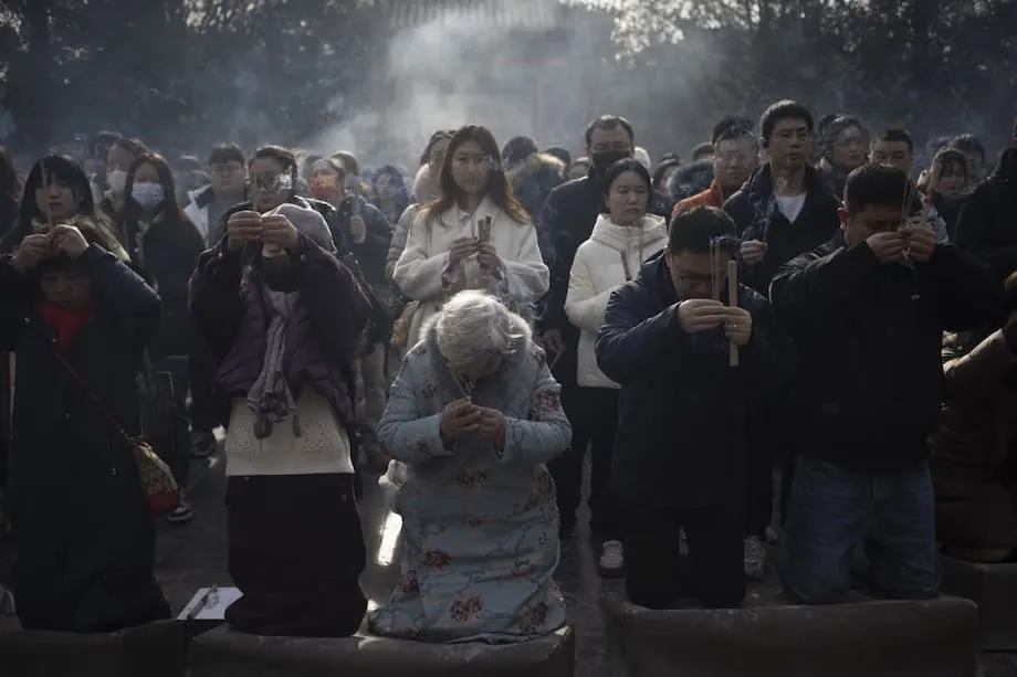 Los chinos de las ciudades y el auge de las estafas de guoxue: tradición, identidad y el atractivo de la iluminación