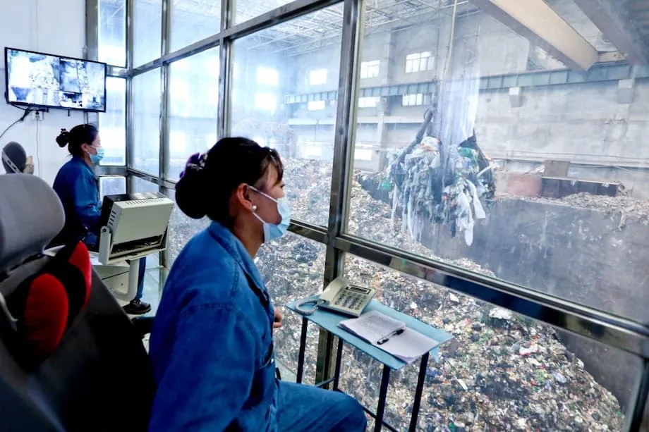 El exceso de incineradoras de residuos para generar energía en China: cómo las políticas, la urbanización y el reciclaje desataron una crisis de sobrecapacidad