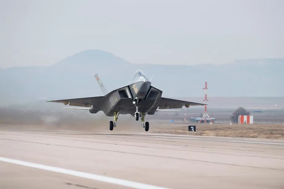 Turquía e Indonesia sellan una histórica alianza de defensa con acuerdos para aviones de combate KAAN y fragatas