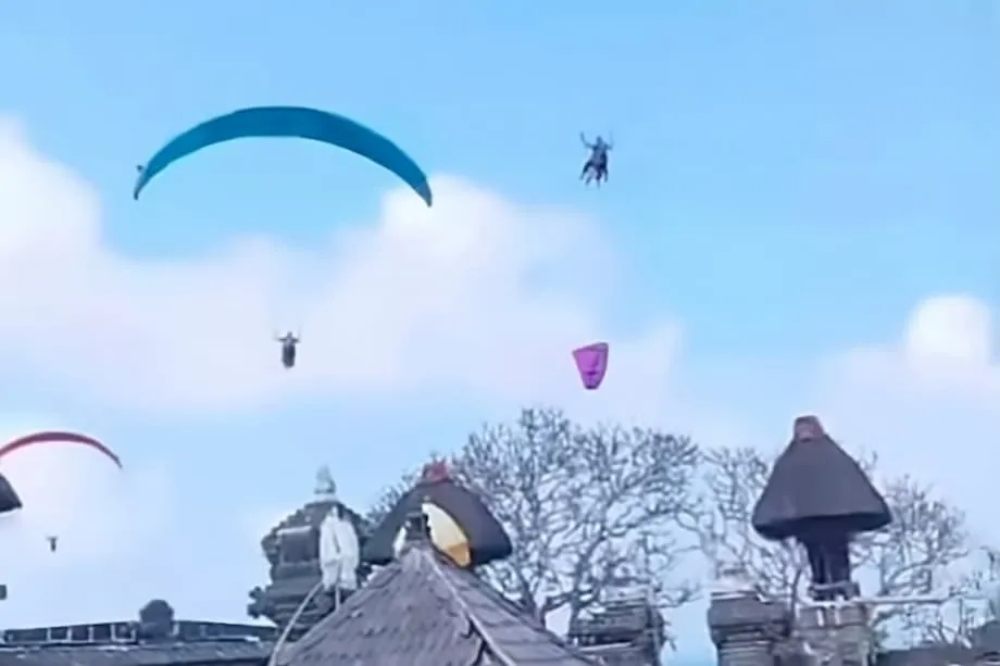 Un video viral de parapente en Bali desata un debate sobre turismo, cultura y espacios sagrados