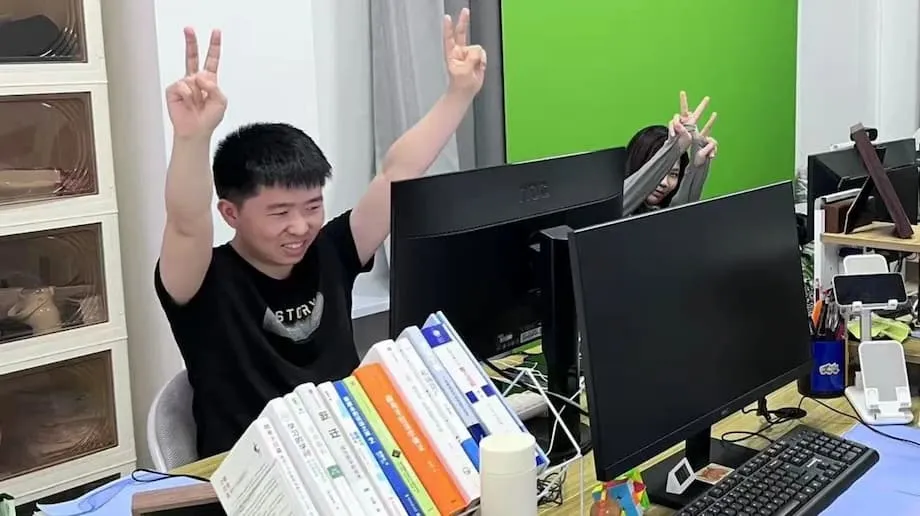 Los jóvenes de China pagan por fingir que trabajan: auge de las «oficinas falsas» en medio del alto desempleo juvenil