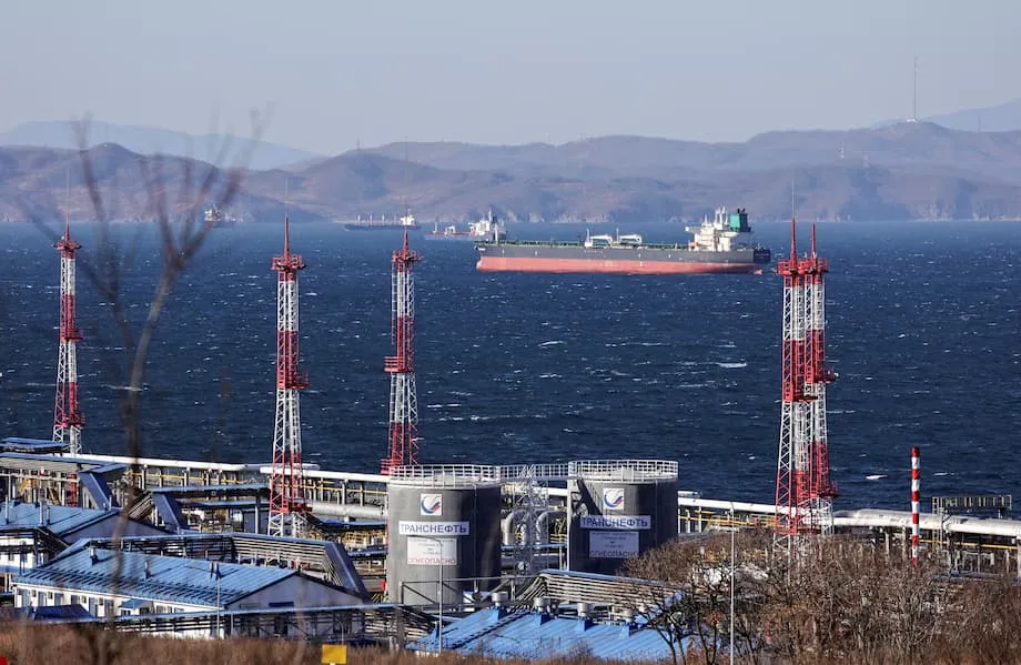 China aumenta las importaciones de petróleo ruso mientras los aranceles de EE. UU. afectan a India: geopolítica, comercio y futuro de los flujos energéticos mundiales