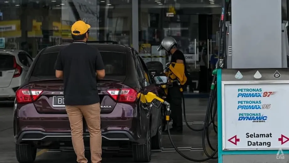 Nuevos criterios para los subsidios a la gasolina en Malasia: la propiedad de inmuebles y vehículos de lujo determinará quiénes pueden recibirlos