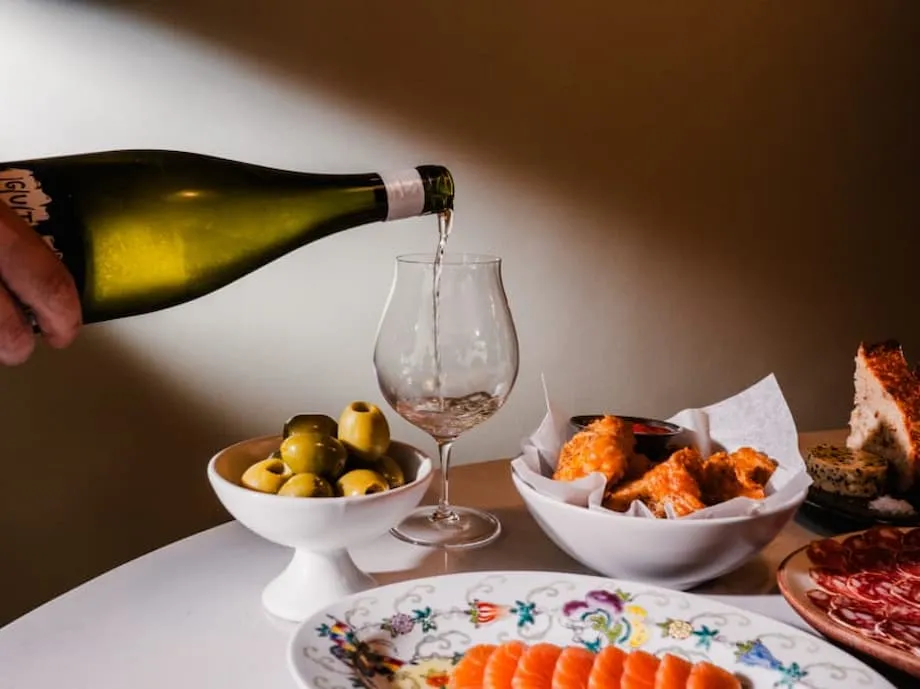 Revolution en Fritz Hansen Place: cómo el bar de vinos RVLT se convirtió en un referente innovador de gastronomía y diseño en Singapur