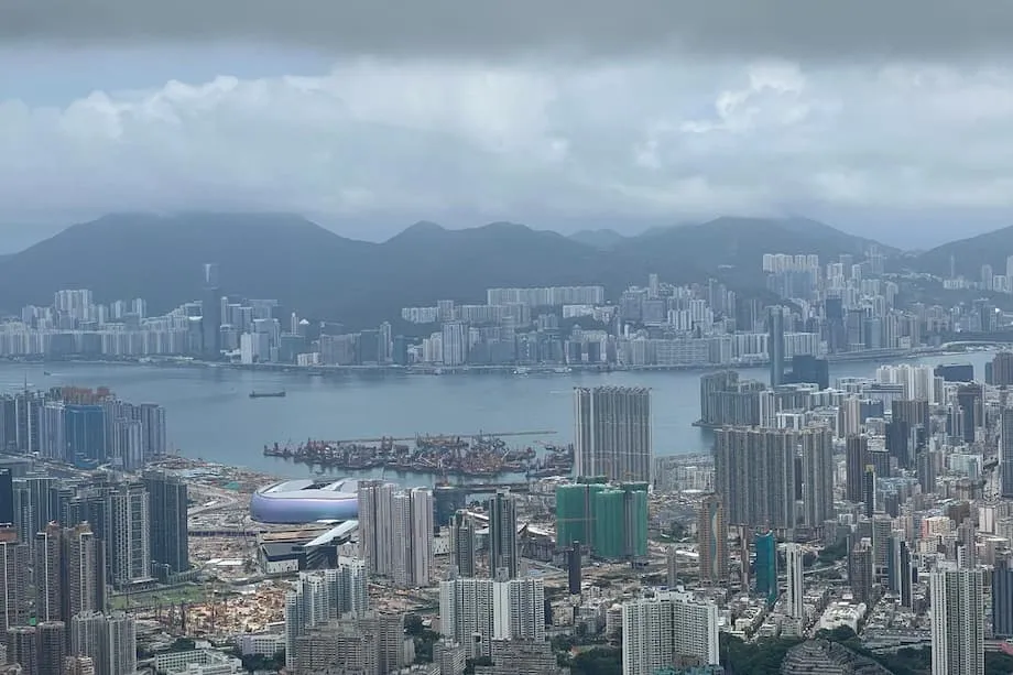 Escándalo del agua embotellada en Hong Kong: fallas en la contratación, desconfianza pública y llamados a una reforma