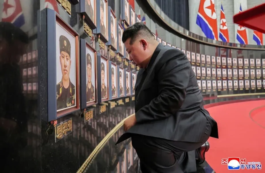El emotivo homenaje de Kim Jong Un a los soldados norcoreanos muertos mientras combatían por Rusia en Ucrania