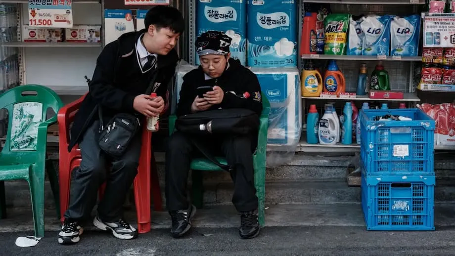 Corea del Sur aprueba una ley histórica que prohíbe los teléfonos móviles en las escuelas: un análisis del debate, el impacto y el contexto mundial