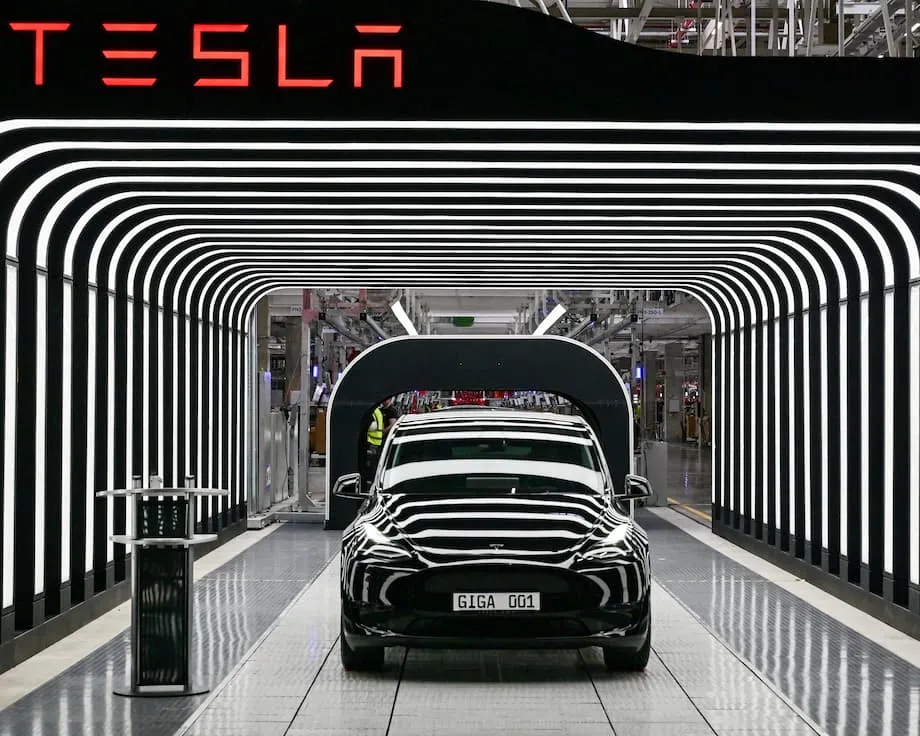 Las ventas de Tesla se desploman en Europa mientras BYD avanza: ¿qué explica el cambio en el mercado de los autos eléctricos?