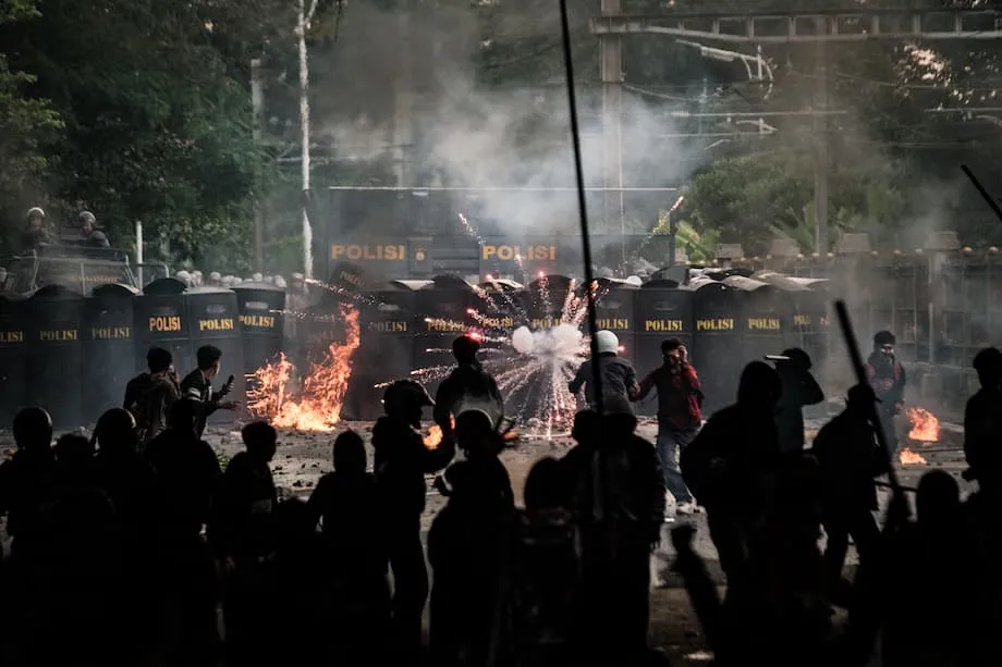 Indonesia estalla en protestas tras la muerte de un repartidor atropellado por un vehículo policial: indignación, violencia y demandas de reformas