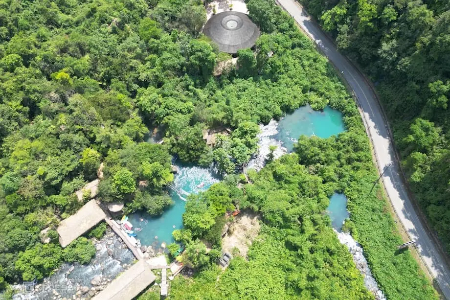 El Parque Nacional Phong Nha-Ke Bang, en Vietnam, recibe a los viajeros en el místico arroyo Mooc