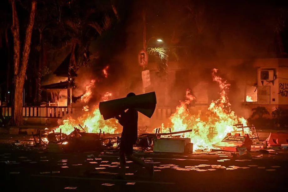 Indonesia recorta los beneficios de los legisladores tras las mortales protestas que sacuden al país