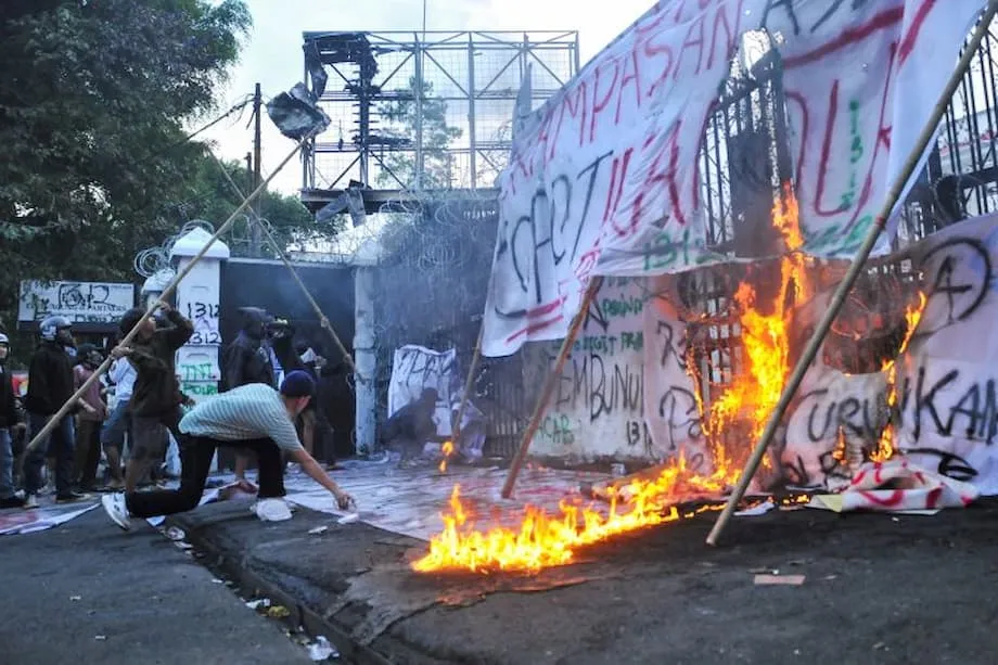 Los gases lacrimógenos en universidades de Bandung ponen de manifiesto un profundo malestar por la desigualdad y la actuación policial