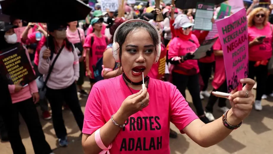 Rosa valiente, verde heroico: mujeres indonesias lideran protestas en todo el país contra la violencia policial y los privilegios políticos