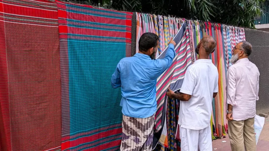El muro de gamchas de Shyamoli: color, artesanía y comunidad en Daca