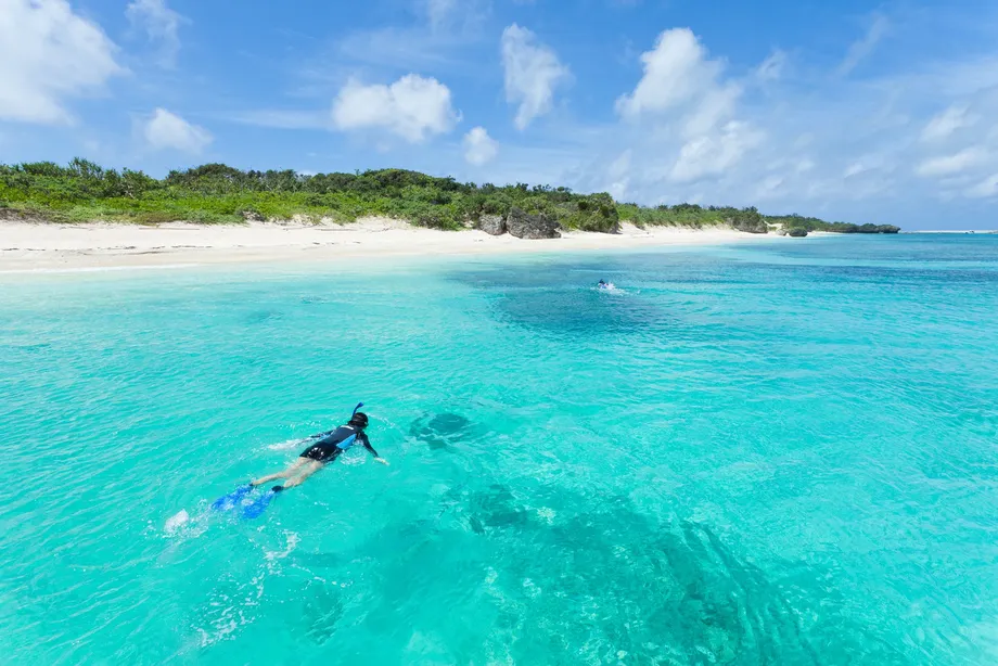 Vacaciones de playa en Okinawa: el refugio tropical de Japón