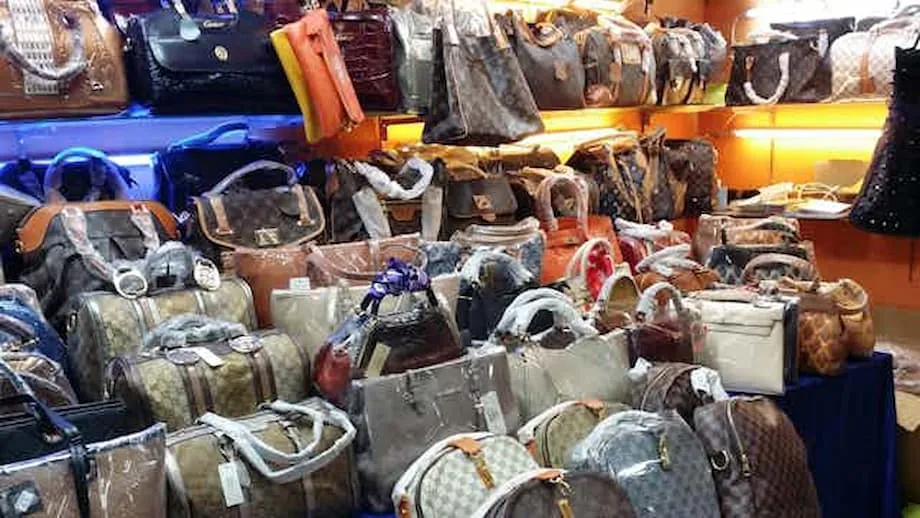 Videos de TikTok promueven bolsos de lujo falsificados de China en medio de la disputa arancelaria
