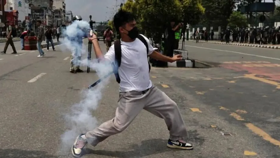 Las protestas de la generación Z en Nepal dejan 19 muertos en medio de la disputa por el bloqueo de las redes sociales y la corrupción