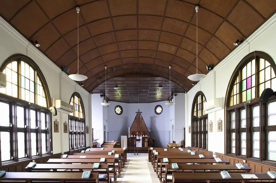 Dentro de la iglesia católica de Setagaya, un refugio tranquilo en Tokio con una gruta de Lourdes