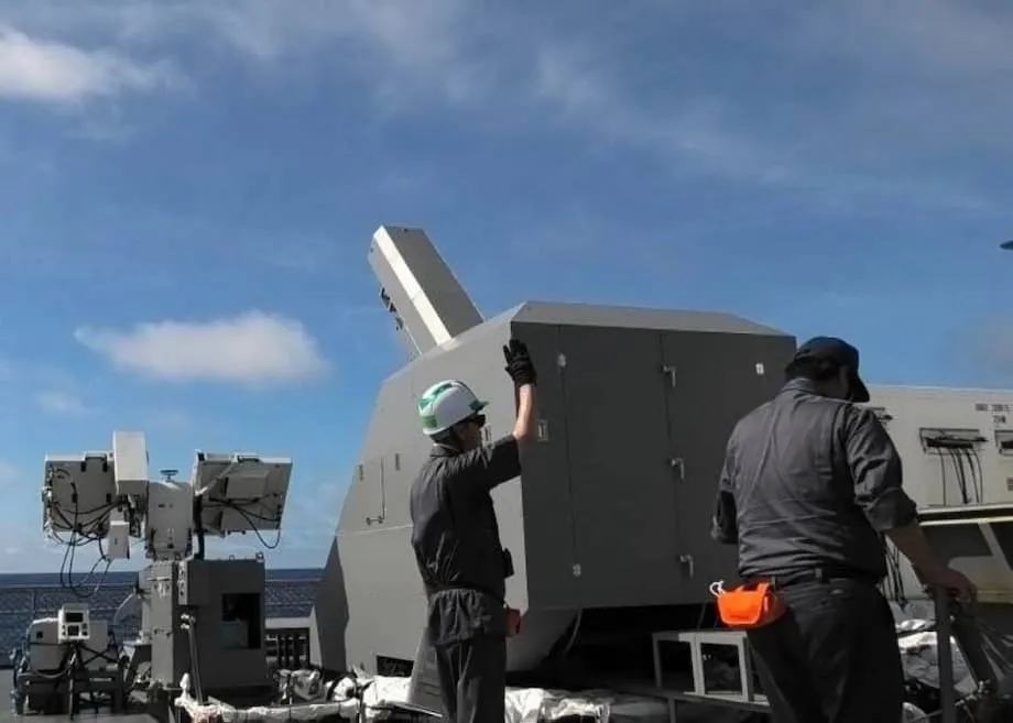 Japón dispara un prototipo de cañón electromagnético naval desde el JS Asuka contra un buque objetivo, un hecho inédito en el mar