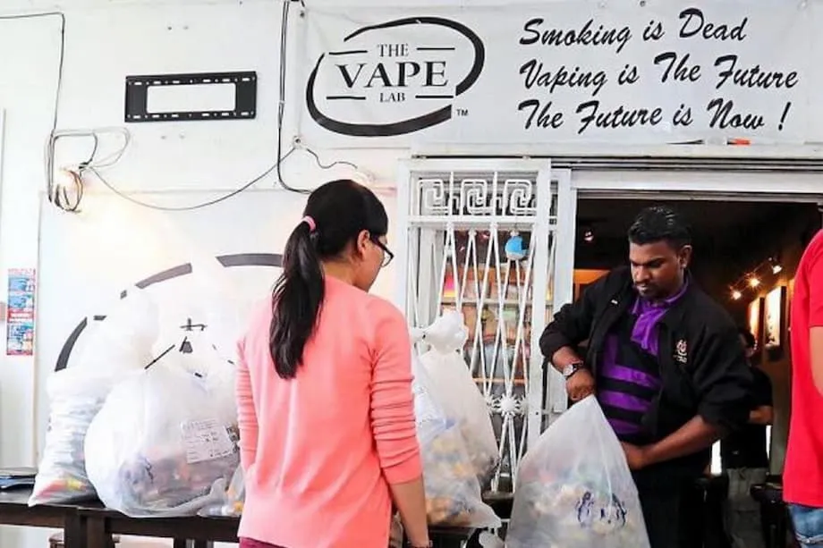 Malasia prohibirá gradualmente el vapeo en todo el país en medio de un intenso debate