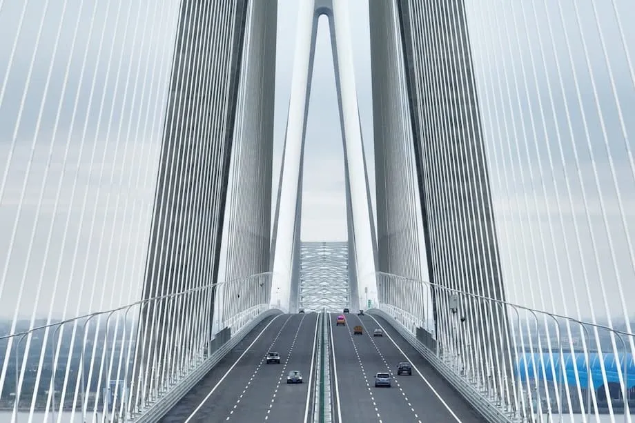China inaugura sobre el río Yangtsé el puente atirantado más largo del mundo