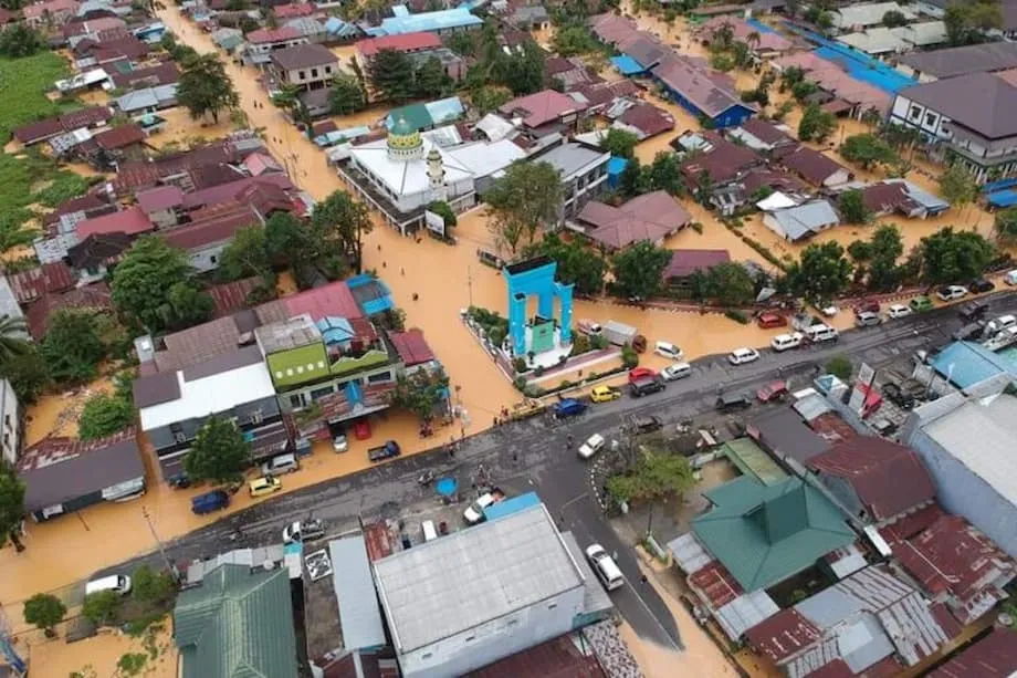 Turberas drenadas, inundaciones más graves: cómo los canales empresariales están transformando Indonesia