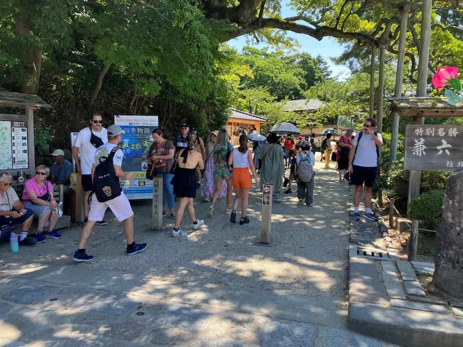 Kanazawa atrae a más viajeros occidentales que de Asia oriental, en contraste con la tendencia turística de Japón