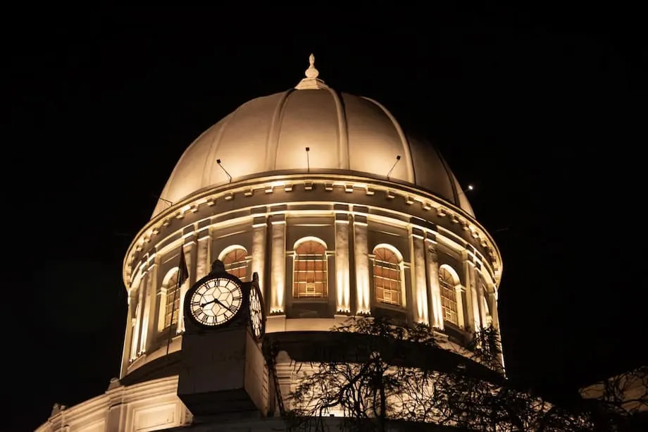 Kolkata al anochecer: ciudadanos iluminan su patrimonio