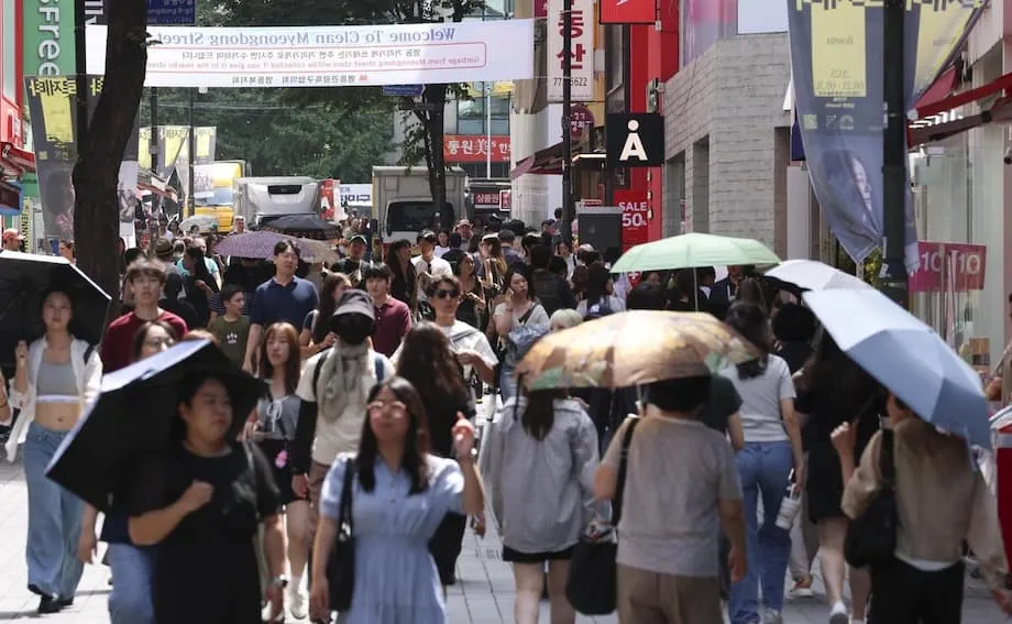 El plan de Corea del Sur para permitir la entrada sin visa de grupos turísticos chinos desata rechazo público, preocupación por la salud y un debate político más amplio