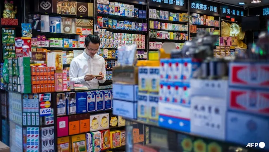 Una turista de Singapur paga de más por hierbas en una farmacia de Hong Kong