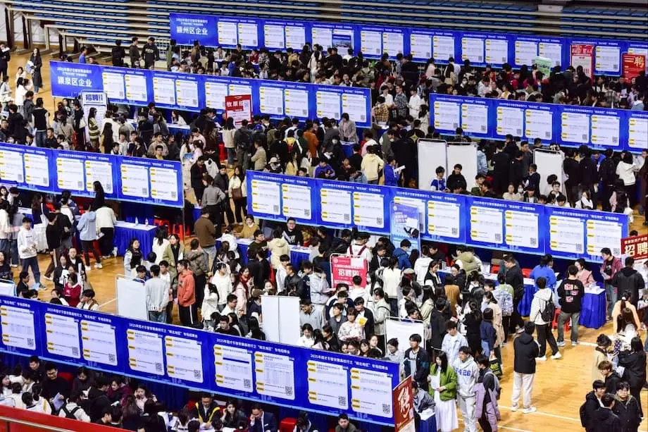 El desempleo juvenil en China alcanza su nivel más alto en dos años mientras una cifra récord de graduados se enfrenta a un mercado laboral débil