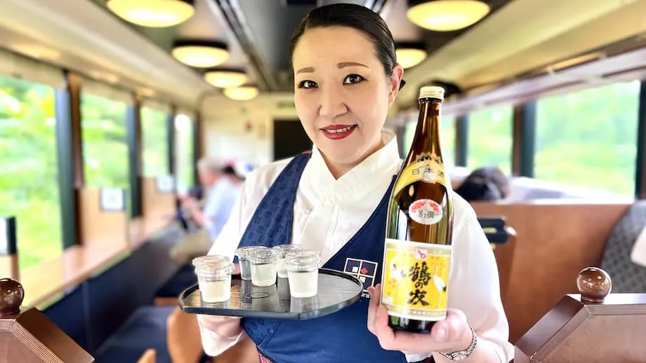 Recorrido en el tren del sake por la región nevada de Niigata, en Japón