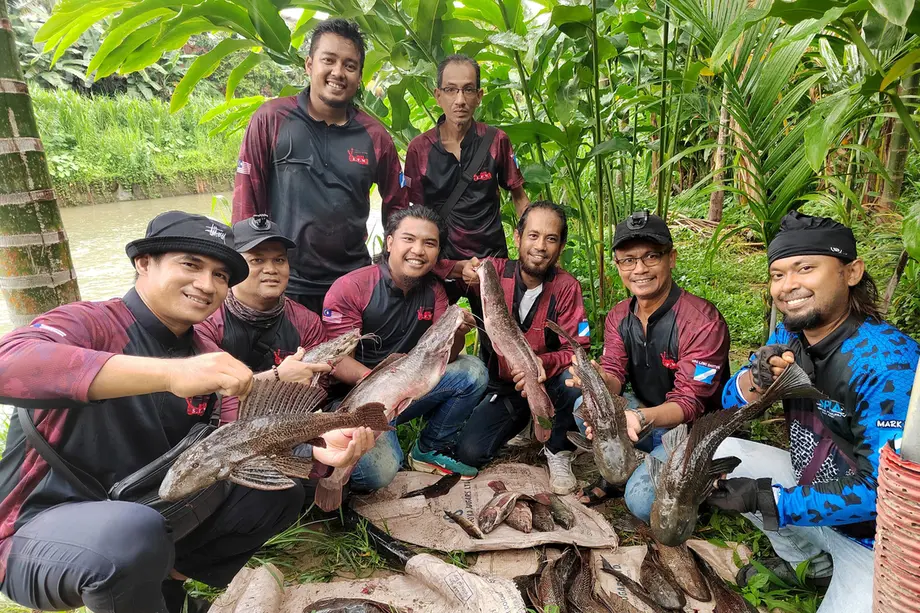 Pescadores se convierten en guardianes ante la amenaza de los peces invasores en los ríos de Malasia
