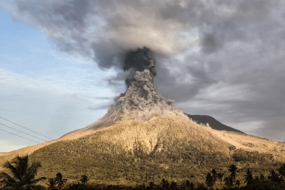 Indonesia eleva la alerta tras la erupción del volcán Lewotobi Laki-Laki