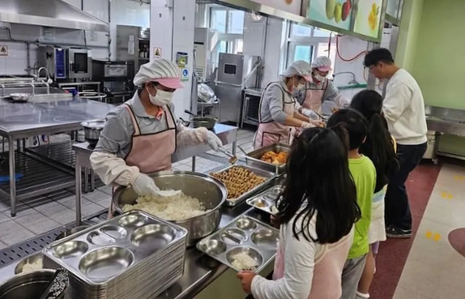 Los almuerzos escolares virales de Corea y las mujeres que pagan el precio