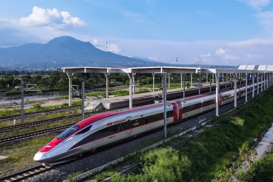 Indonesia prevé reestructurar la deuda del tren de alta velocidad Yakarta-Bandung, financiado por China