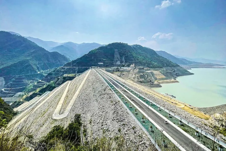 Montañas frágiles, grandes represas: la apuesta hidroeléctrica del Himalaya