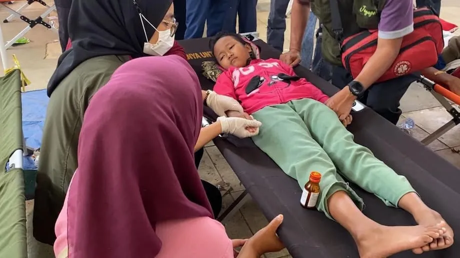 El programa de almuerzos escolares gratuitos de Indonesia enfrenta una crisis tras enfermar más de 1.000 niños en Java Occidental