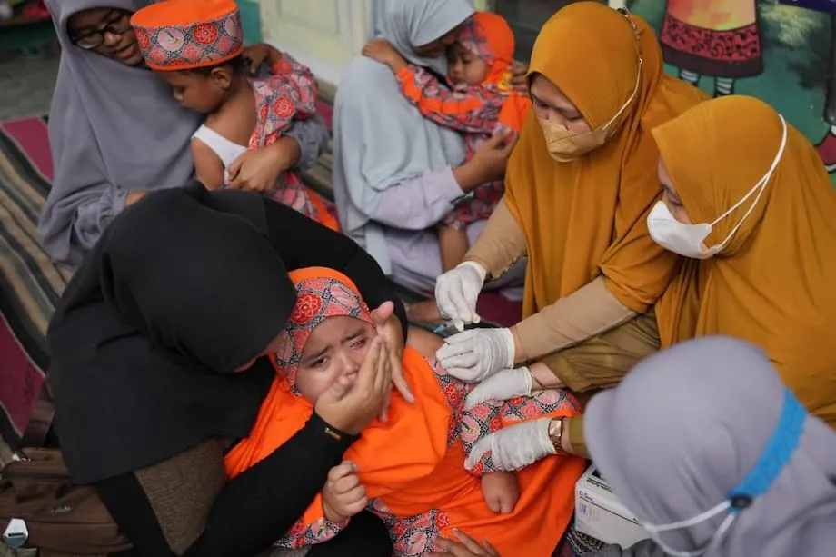 Las dudas sobre el halal alimentan la reticencia a vacunarse contra el sarampión en Indonesia