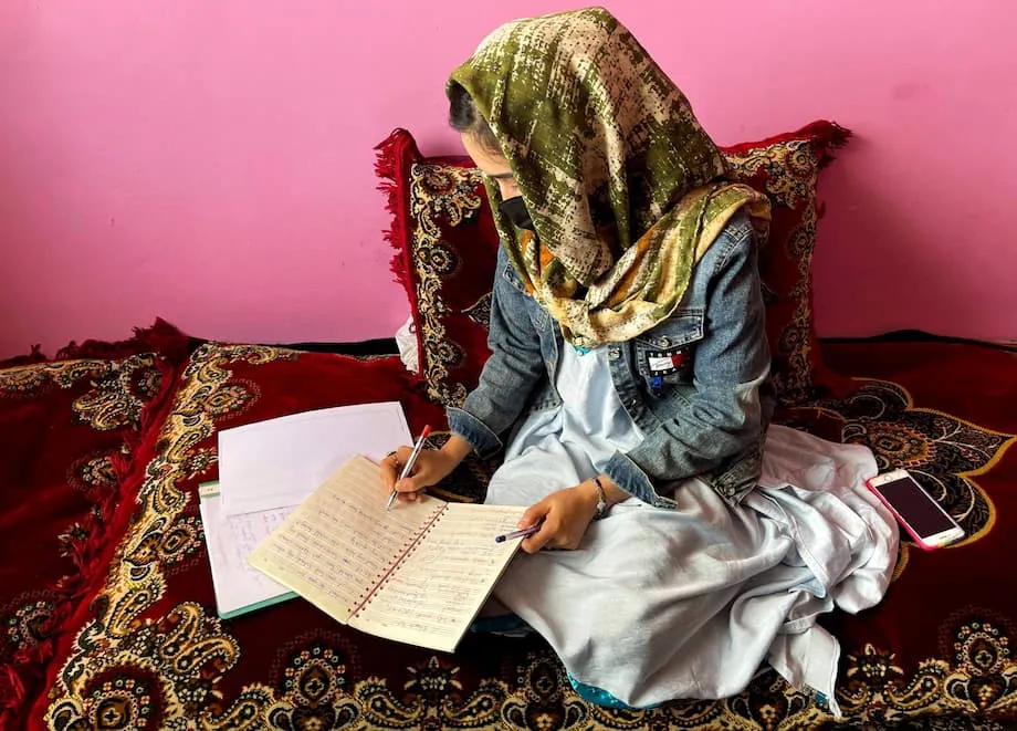 El apagón de internet de los talibanes perjudica gravemente la educación de las niñas afganas