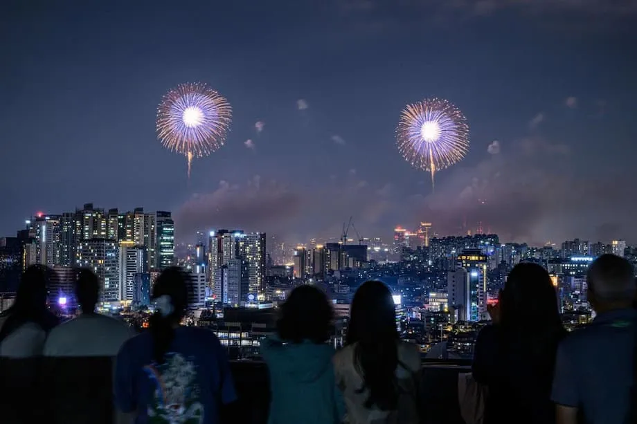 Un millón de personas se reúne mientras el Festival Internacional de Fuegos Artificiales de Seúl ilumina el río Han