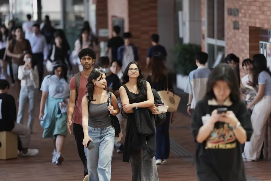 Hong Kong elevará al 50 % el límite de estudiantes no locales; la vivienda y la integración, en el centro del debate