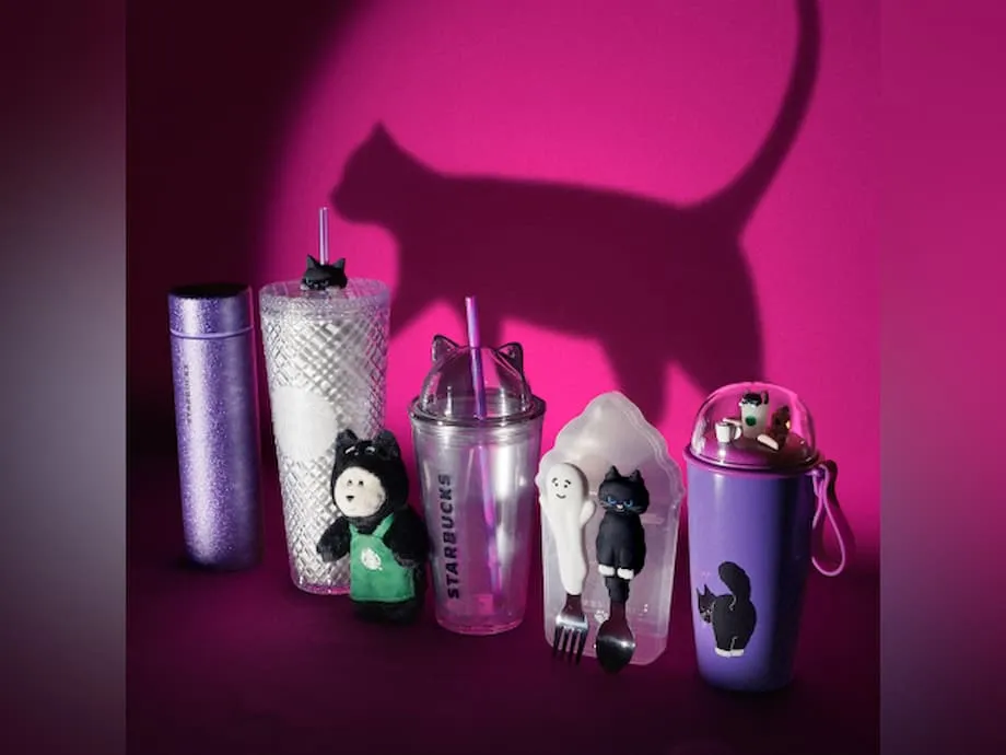 Starbucks Japón presenta su colección de Halloween 2025 con un gato negro y un Frappuccino de frutos rojos y açaí