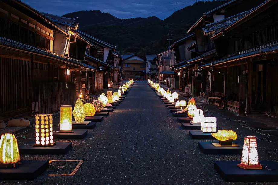 La luz del otoño y el arte del washi transforman las calles históricas de Mino