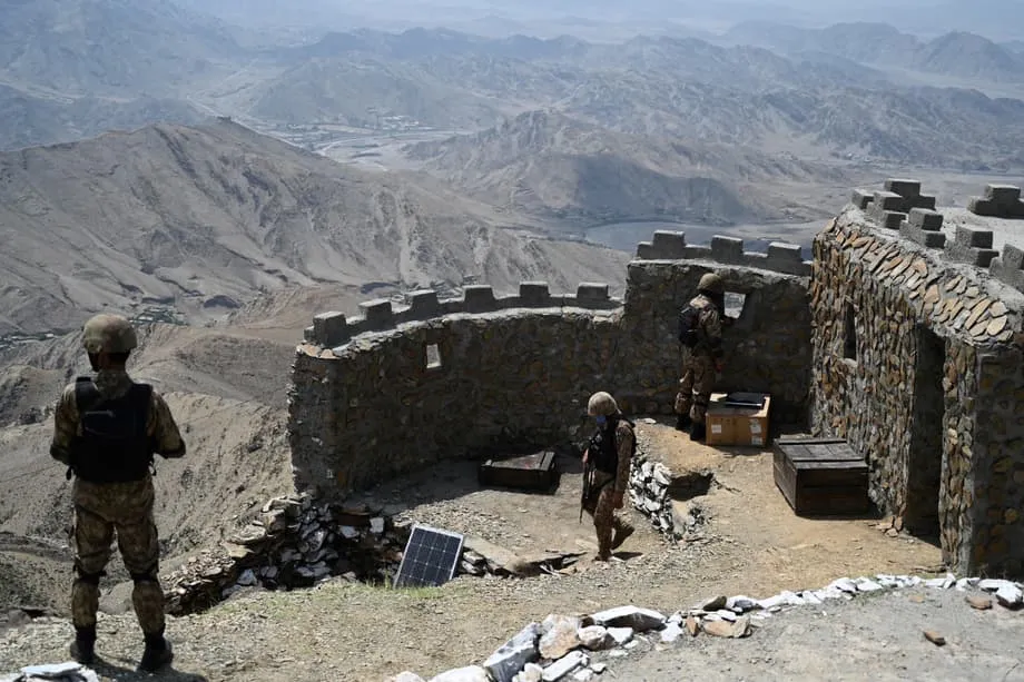 Enfrentamientos mortales cierran la frontera entre Pakistán y Afganistán tras ataques aéreos y fuego de represalia