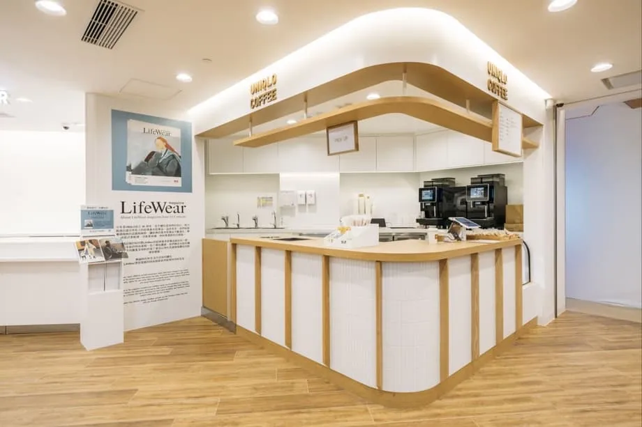 Por qué las marcas de moda en Hong Kong preparan café para atraer de nuevo a los compradores