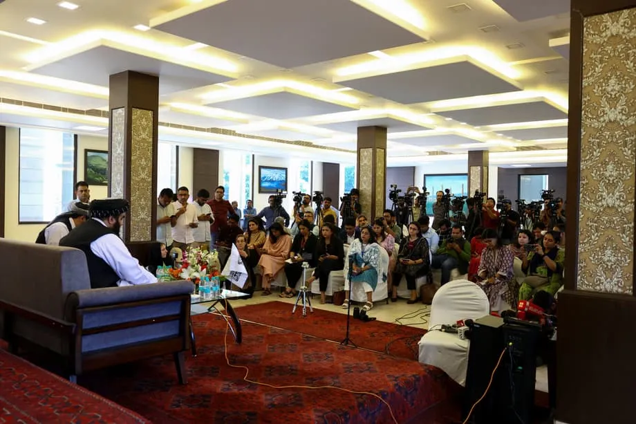 Periodistas confrontan en Delhi al ministro talibán mientras India evalúa sus relaciones con Kabul