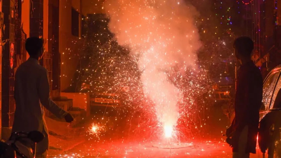 La Corte Suprema de India permite el uso de fuegos artificiales ecológicos en medio de la crisis de contaminación en Delhi