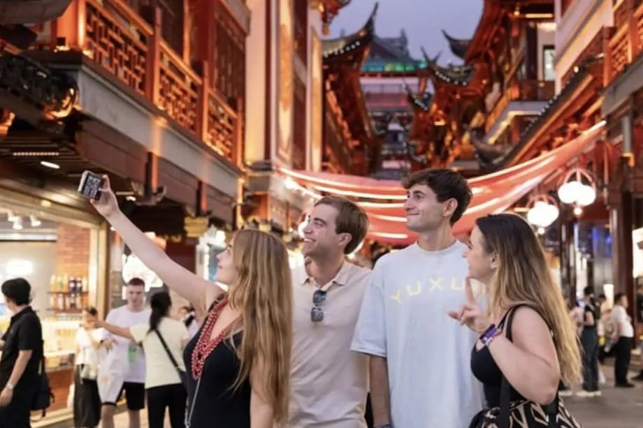 China atrae a turistas extranjeros con incentivos para comprar